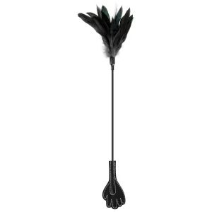 chicote mão preto penas pretas macio sedoso elegante compacto leve ergonômico resistente seguro sensual provocante BDSM submissão impacto versátil acabamento