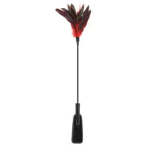 chicote couro sintético preto haste reforçada penas pretas vermelhas toque suave sensual erótico submissão prática jogos
