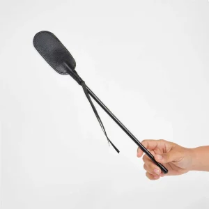 chicote oval secreto preto couro sintético leve resistente conforto sensações intensas haste robusta punho ergonômico compacto